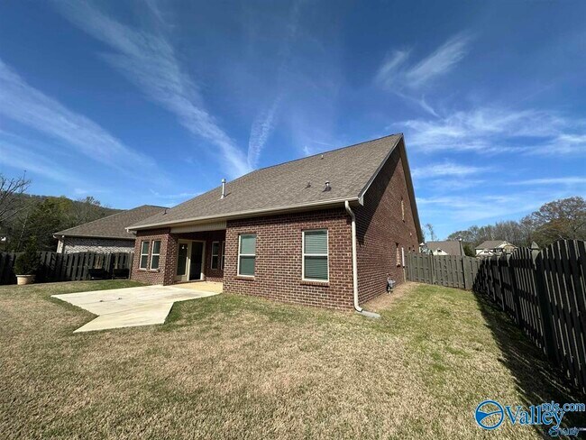 Building Photo - 2618 W Creek Dr