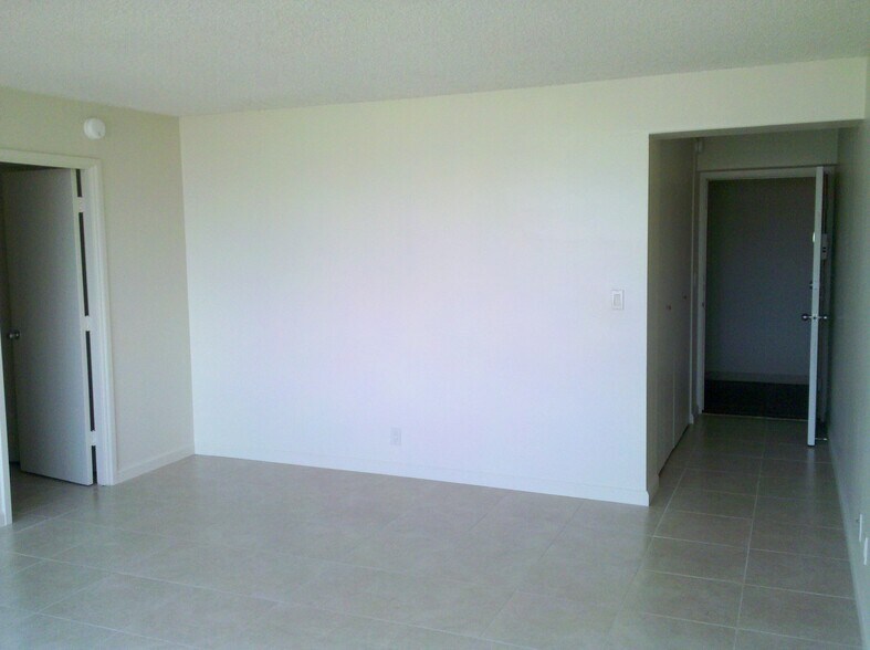 Living Room 3 - 400 Hobron Ln