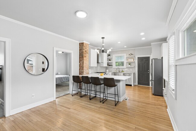 Building Photo - 1424 NE 8th St