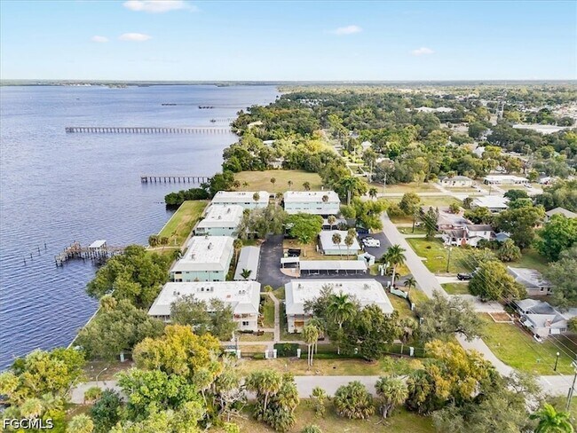 Building Photo - 3225 E Riverside Dr