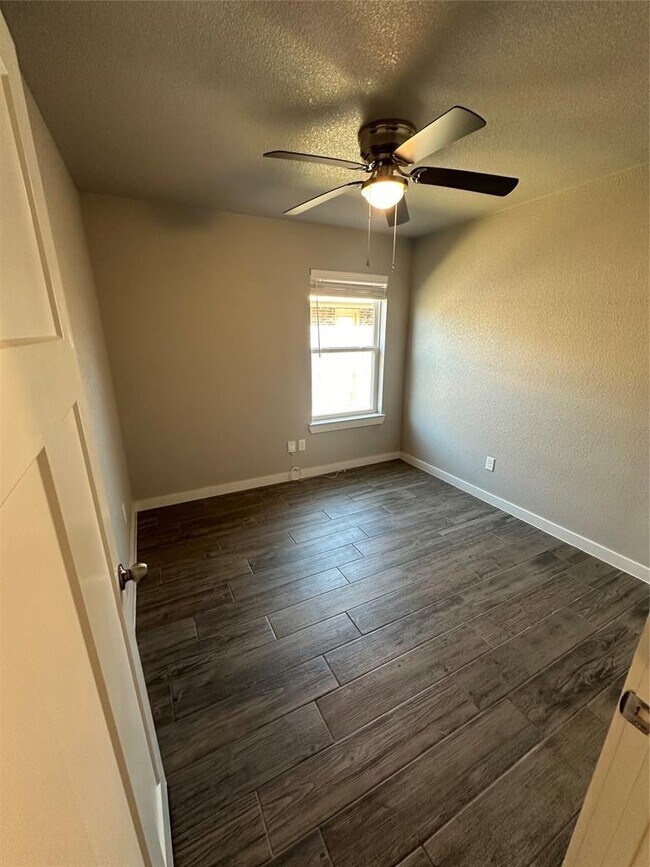 Building Photo - 3102 B Stonewall Dr