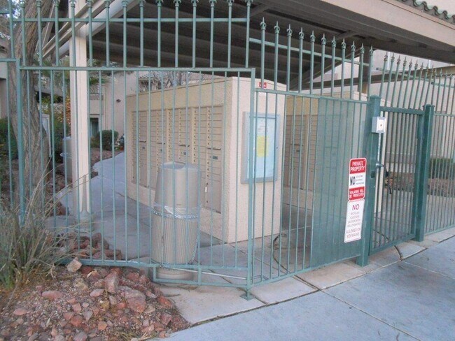 Building Photo - Spacious 2 Bedroom Condo in Gated Community