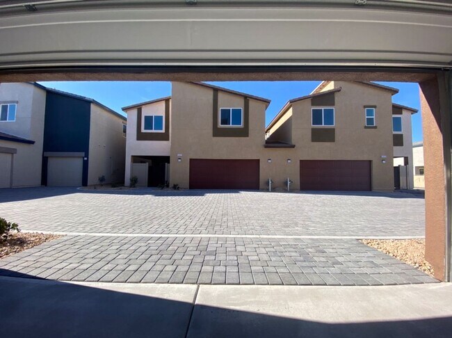 Building Photo - AMAZING GATED 3 BED 2.5 BATH 2 CAR GARAGE !