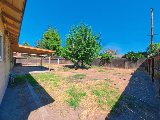 Building Photo - Amazing 3 Bedroom Home Near Cedar and Gett...