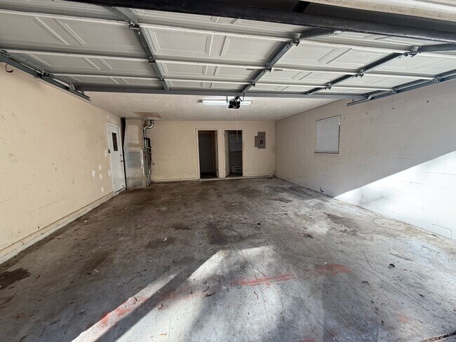 Building Photo - Comfortable SW Gainesville Home with Large...