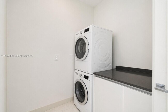 Building Photo - 300 Biscayne Blvd Way