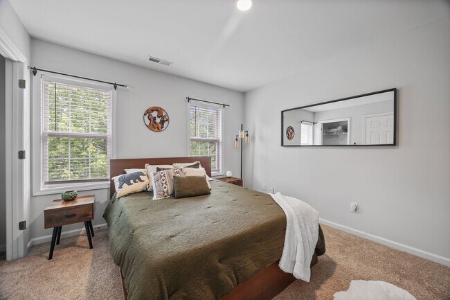 Building Photo - Spacious 3-Bed / 2.5-Bath Home in Southwes...