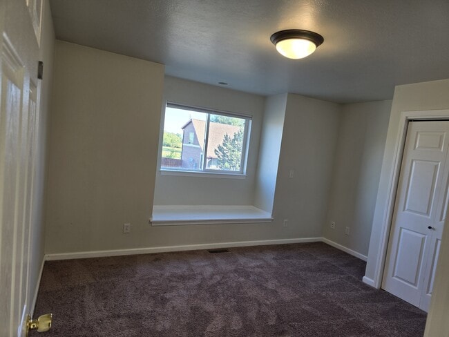 Building Photo - 745 Linda Ln
