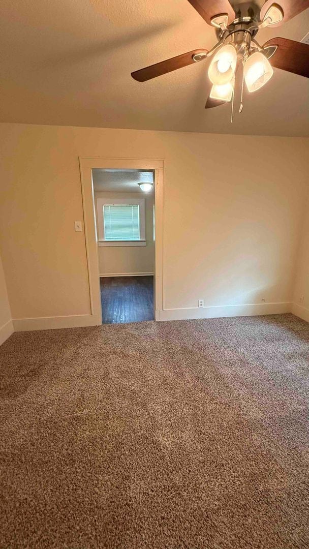 Building Photo - 4 Bedroom/2 Bath Home- Walking distance to...