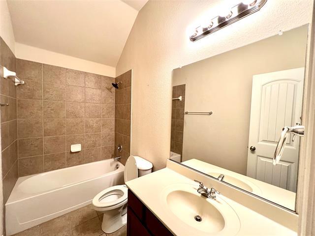 Building Photo - 5201 Pinewood Dr