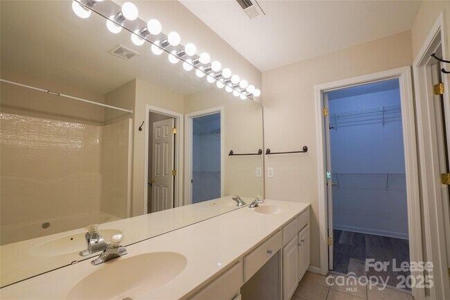 Building Photo - 2411 Normancrest Ct