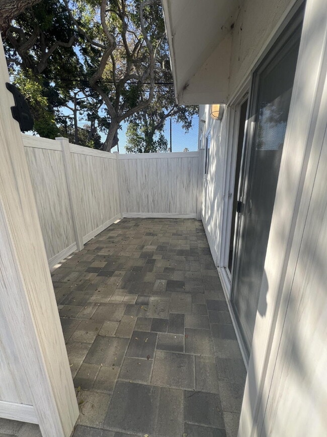 Building Photo - Charming 1-Bedroom Oasis on Highland Drive, Oxnard - Silver Stand