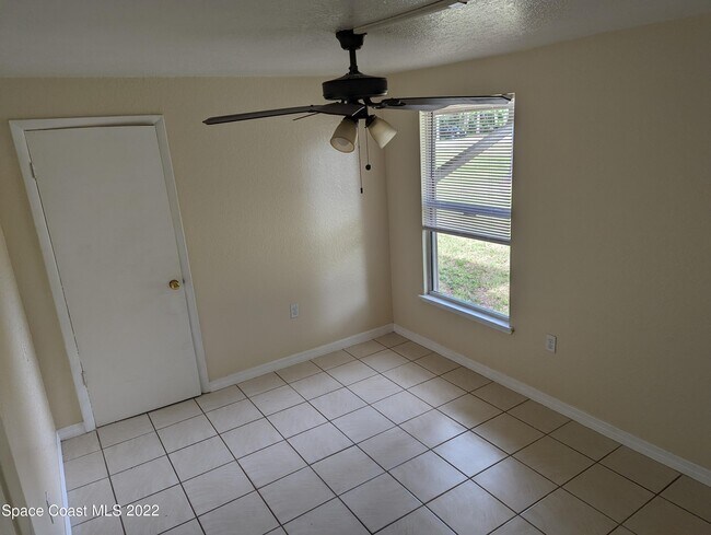 Building Photo - 1565 Violet Ave