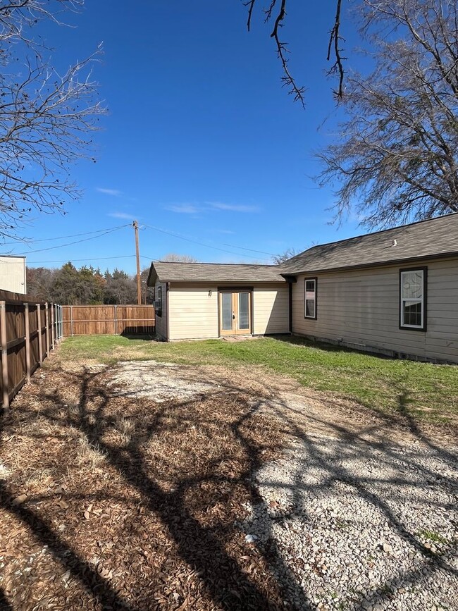 Building Photo - Historic neighborhood - 2/1 - Pets Welcome...