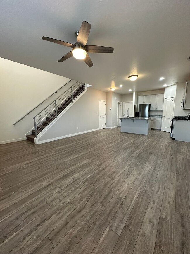 Building Photo - Deposit Moves You In This January! 3 Bed, 2.5 Bath Townhome in West Haven