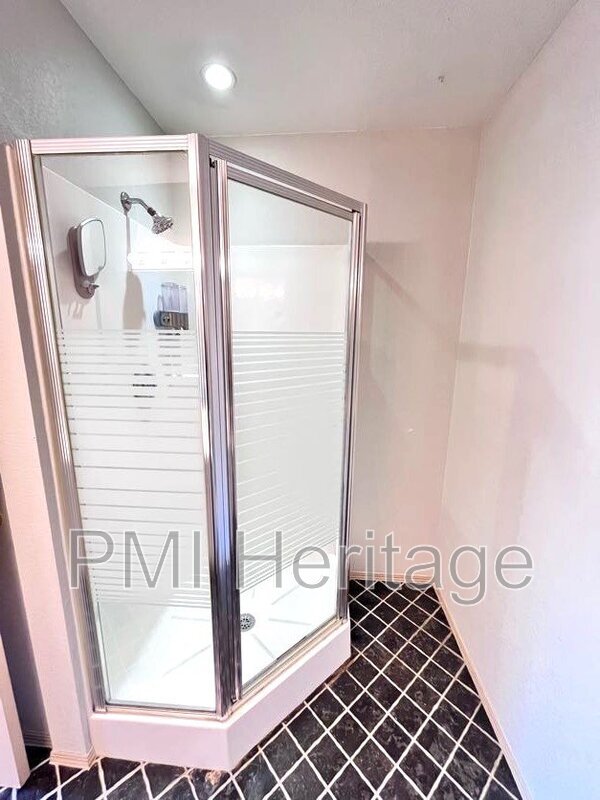 Building Photo - 884 N Daisy Ln