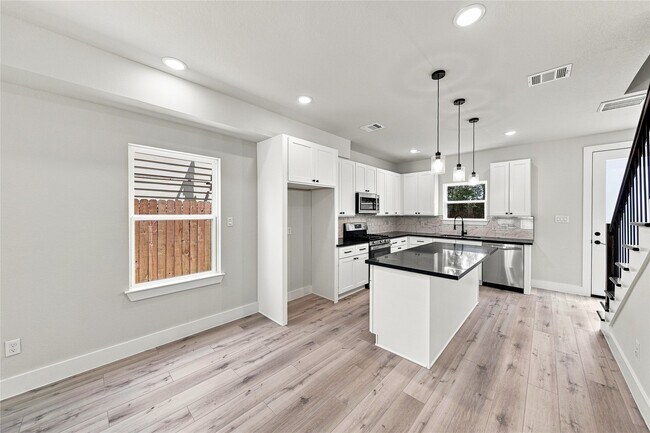 Building Photo - 5610 Kittridge St