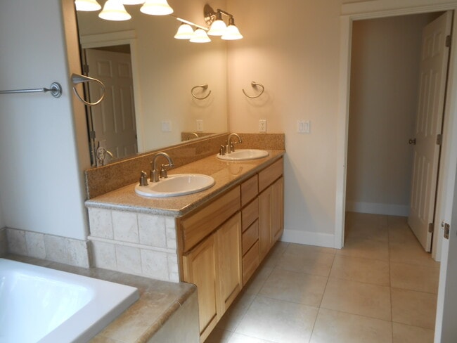 Building Photo - 1056 NE Parkview Ct