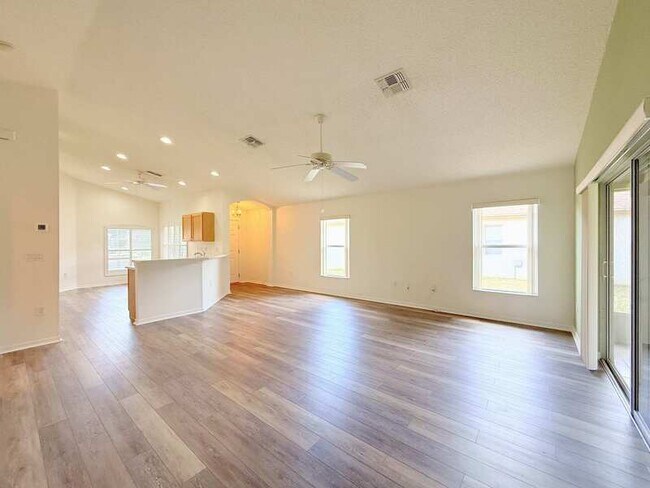 Building Photo - 240 Center Oak Cir