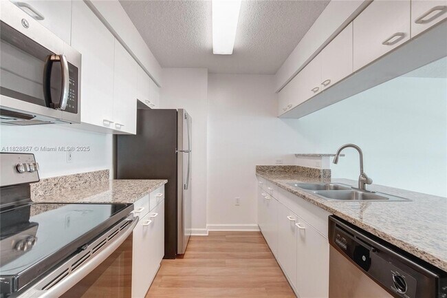 Building Photo - 1756 N Bayshore Dr
