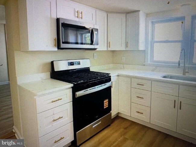 Building Photo - 617 3rd St