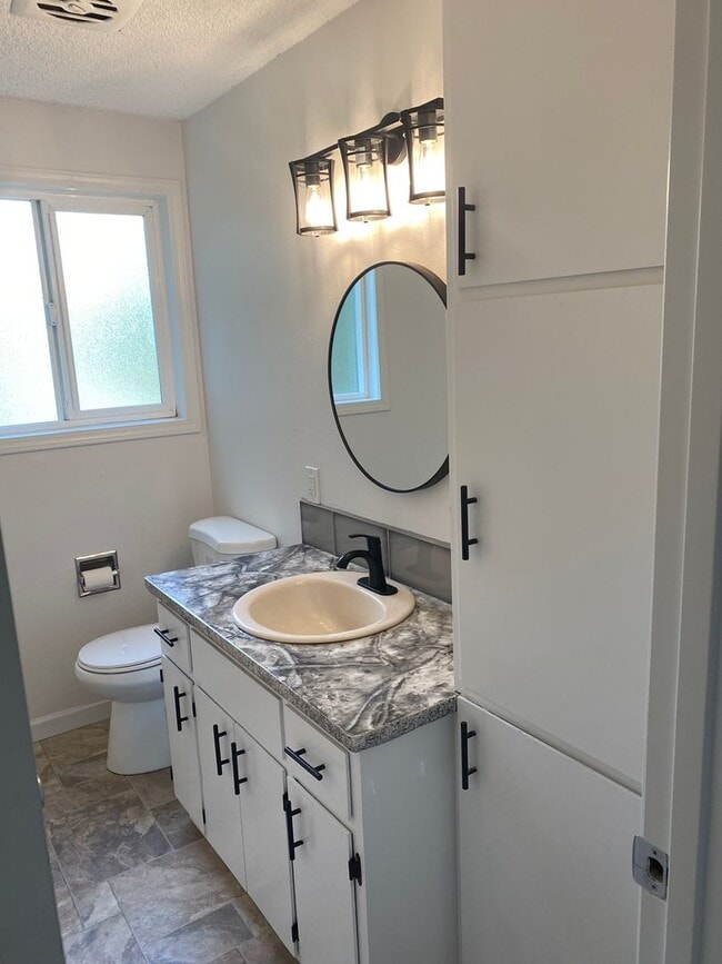 Building Photo - HSM01 ~ 1555/1565 Copping Street