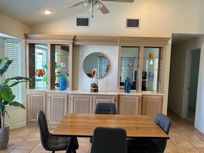 Building Photo - 415 Sun Dial Cir