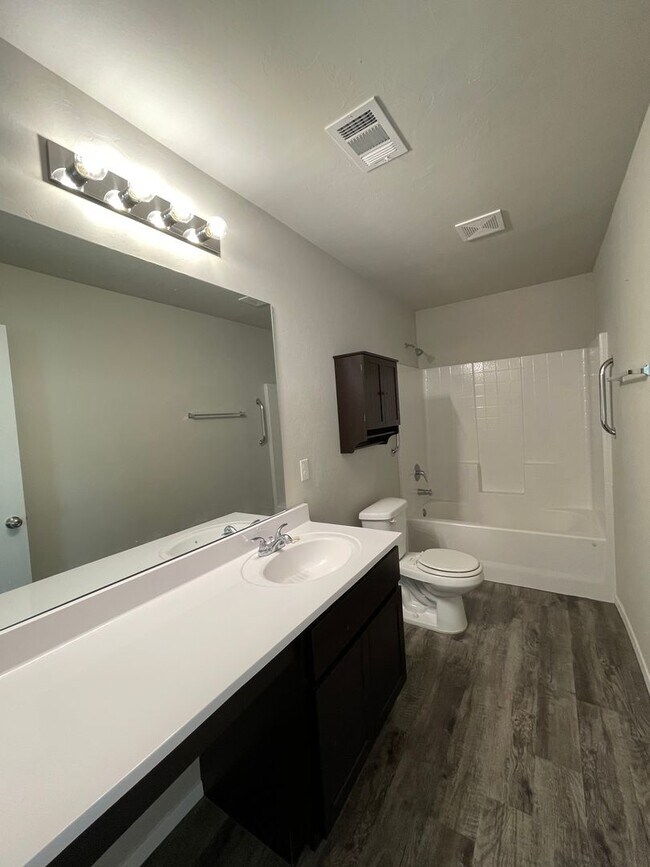 Building Photo - 3 bed 2 bath open living and beautiful finishes!