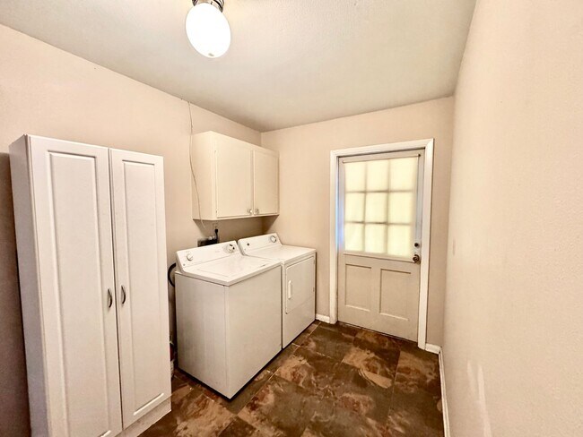 Building Photo - Spacious 3BR Home in Broadmoor | Huge Backyard + Gated Driveway