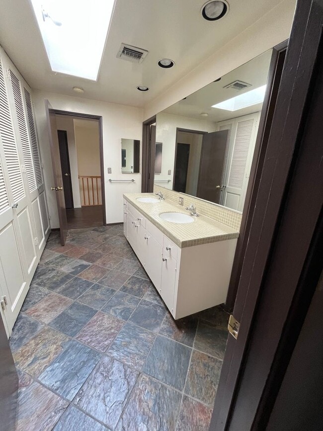 Building Photo - 4 bedroom and 4 bathroom house in LA Canada, California