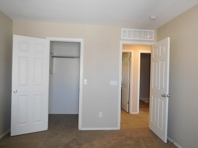 Building Photo - Naturally Well-Lit 4 bed/3 bath Single-Fam...