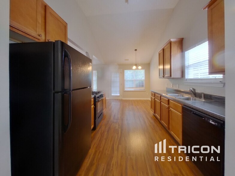 Building Photo - 300 Stone Ridge Way