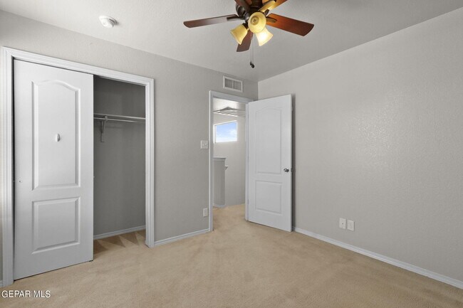 Building Photo - 2300 Glitter St