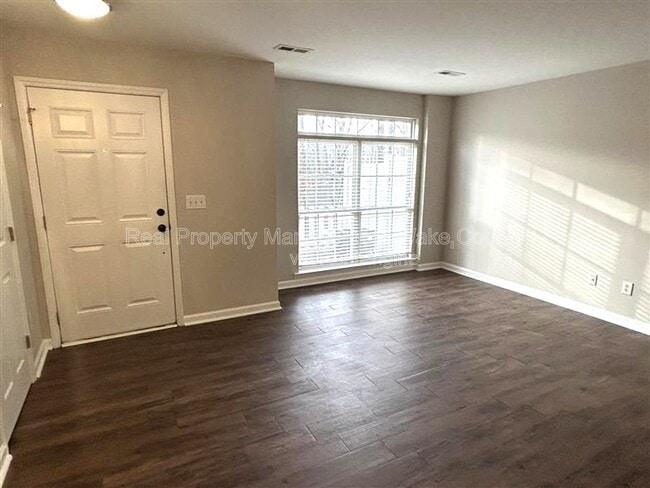 Building Photo - 2920 Barrymore St