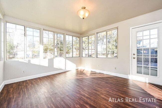 Building Photo - 331 S Victor St