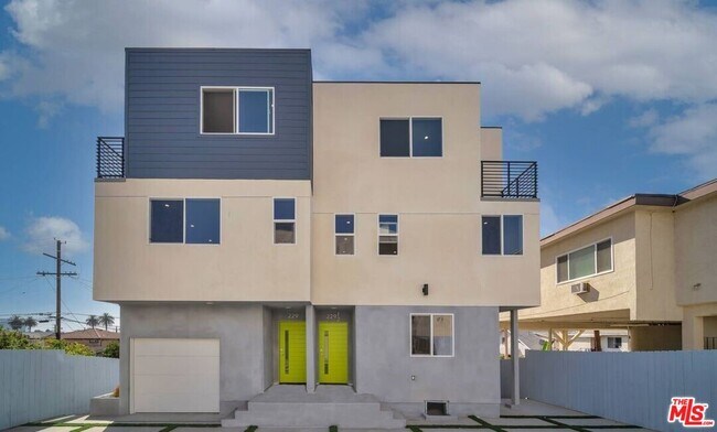 Building Photo - 227 S Park View St