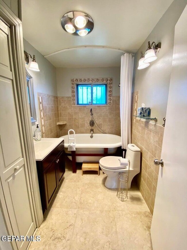 Building Photo - 3213 El Morro Rd