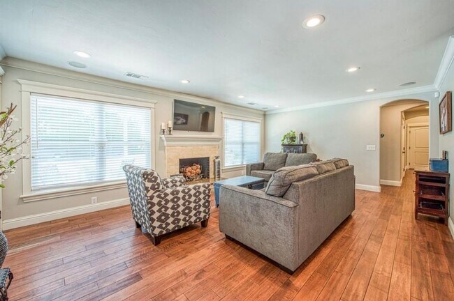 Building Photo - SE Visalia Spacious home coming soon!