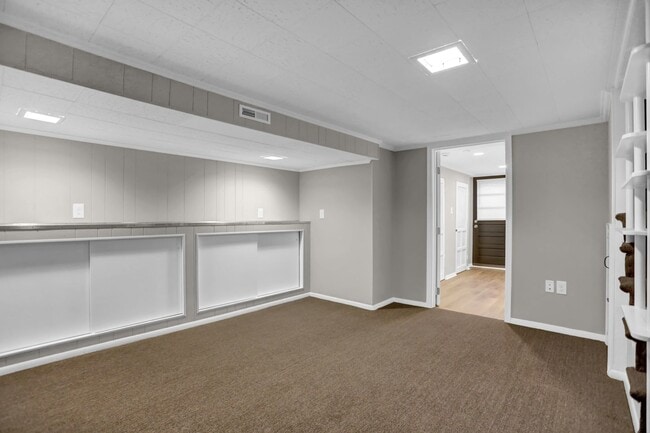 Building Photo - Completed Renovated Townhouse