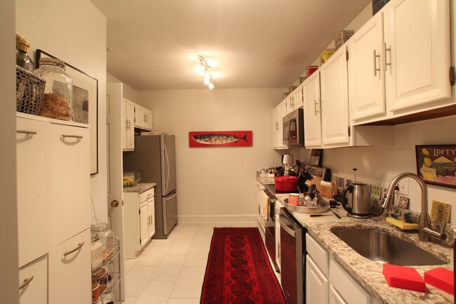 Building Photo - Wesley Heights Spacious 2 bedroom, 2.5 Bat...