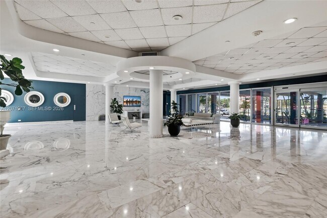 Building Photo - 5055 Collins Ave