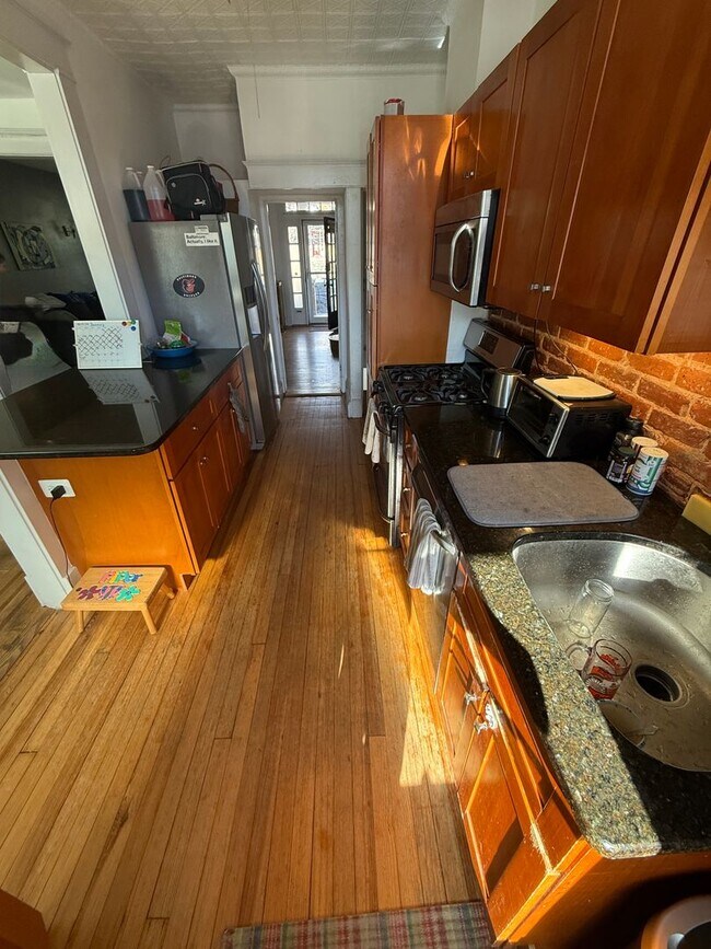 Building Photo - 1349 W 41st St