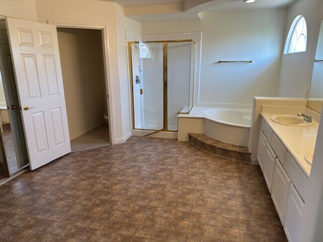 Building Photo - LARGE Spacious 5 Bedroom Single Family Home!!