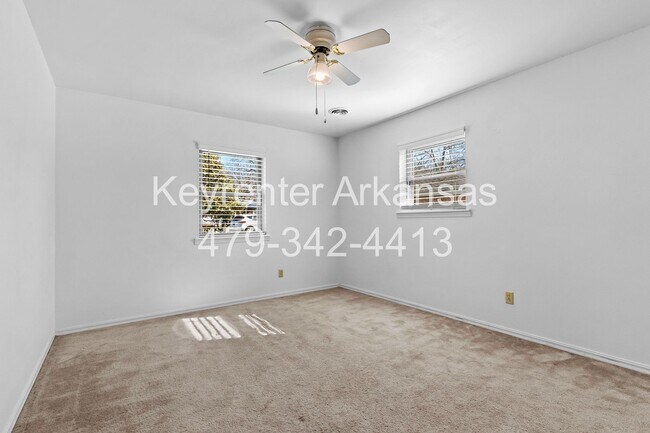 Building Photo - Beautiful Home in Springdale with Sunroom!