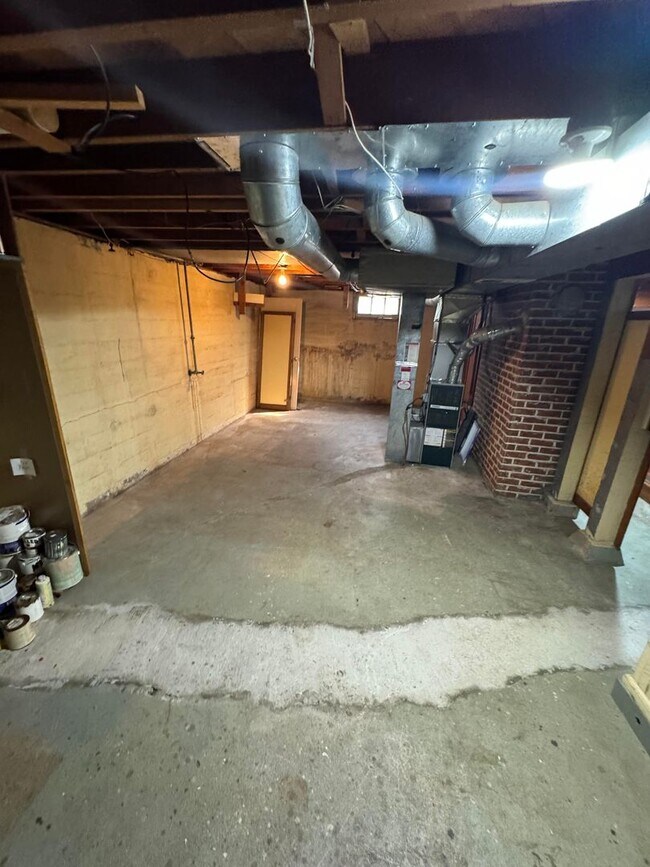 Building Photo - Gardener's Delight in Roseway Neighborhood! Charming NE Home Awaits" PET Friendly! NO SECURITY DE...