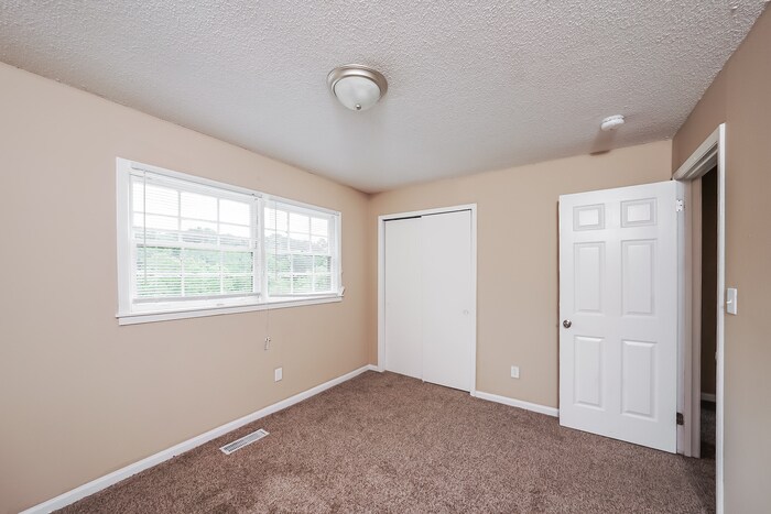 Building Photo - 1656 5th Pl NW