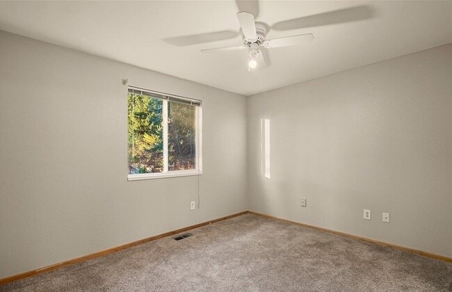Building Photo - 4 Bed, 2.5 Bath Conveniently-located Single-family House Available for Rent!