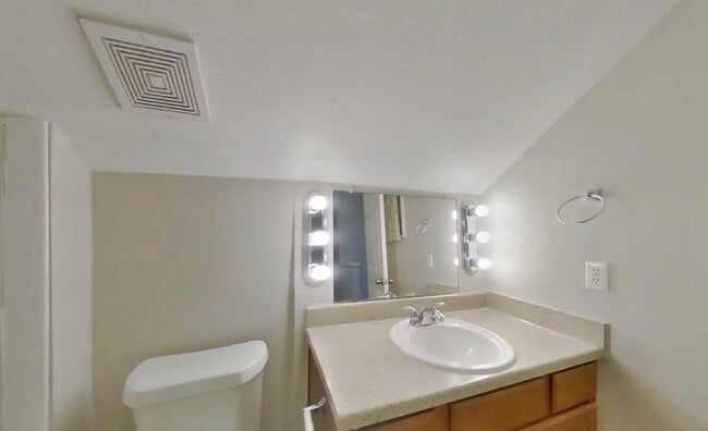 Building Photo - MOVE IN READY