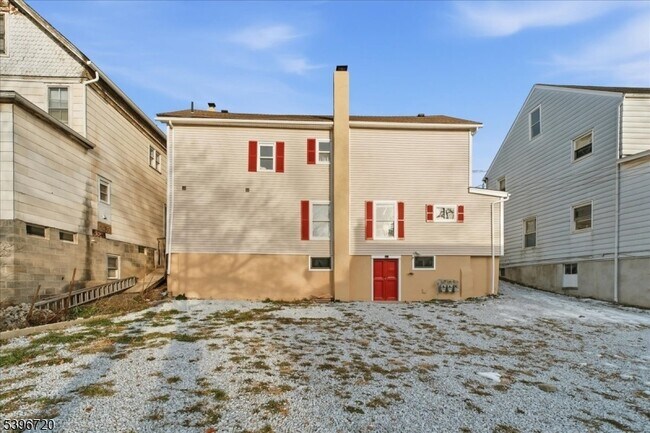 Building Photo - 89 Main St