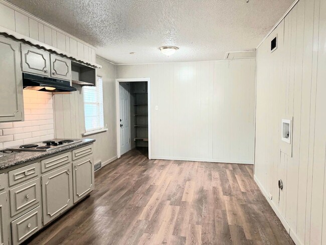 Building Photo - Adorable, Unique, and Roomy 3/2 Close to Tech! Move in Special Half off First Month!